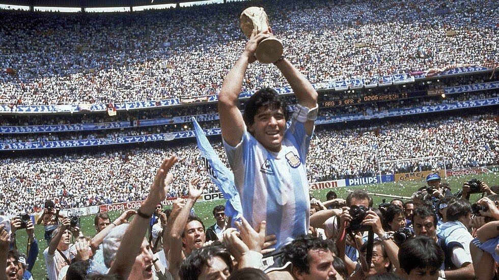 وفاة أسطورة كرة القدم الأرجنتيني دييغو مارادونا عن عمر ناهز 60 عاما