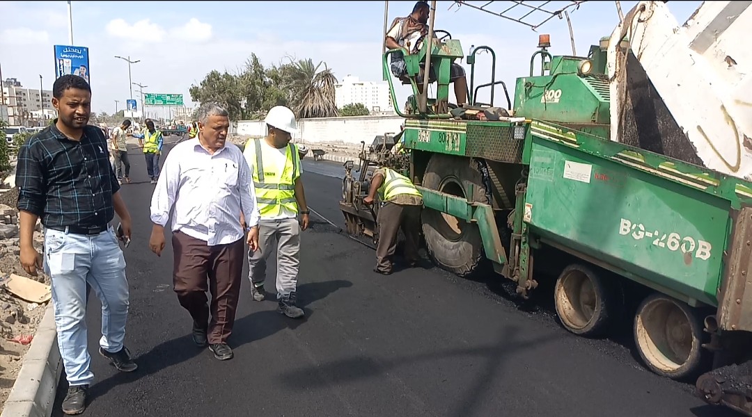 مدير عام أشغال عدن يتفقد مشروع إعادة تأهيل طريق شاهيناز بمديرية خور مكسر