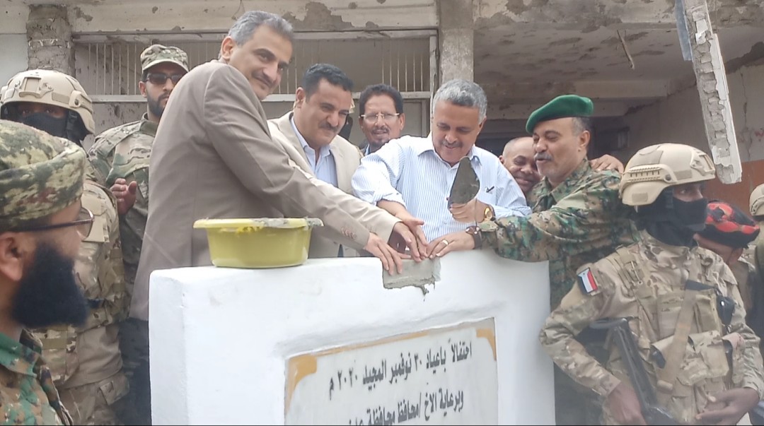 محافظ عدن يضع حجر الأساس لمشروعين خدميين بمديرية المنصورة