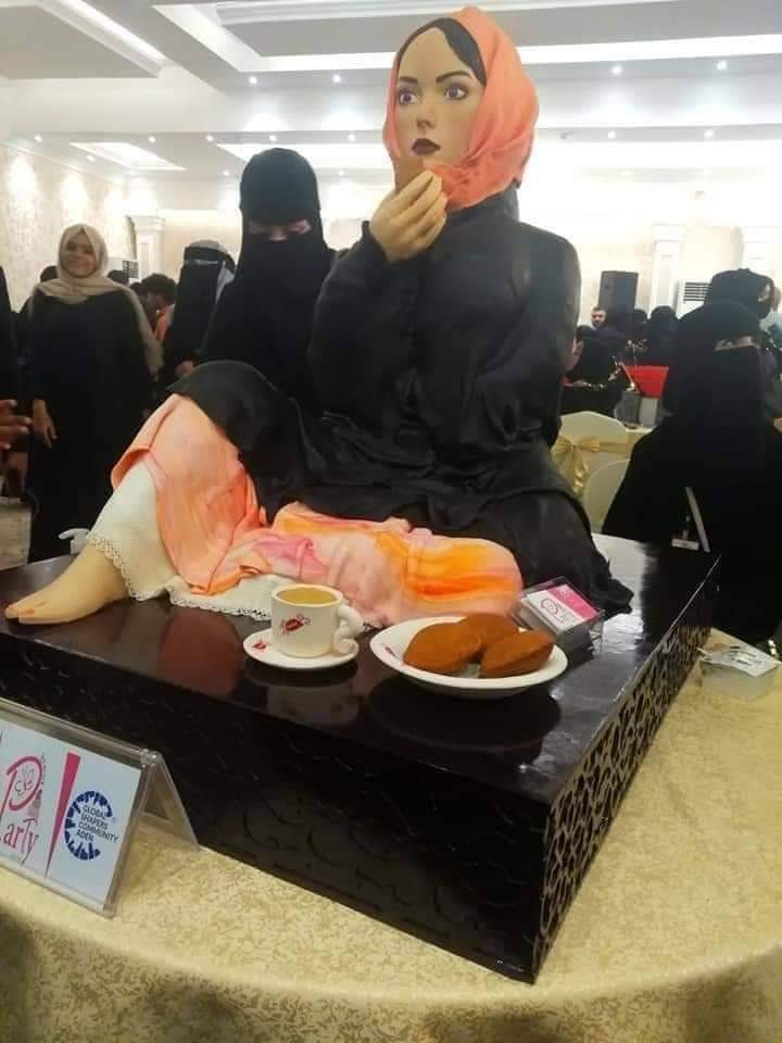 شاهد بالصور اشكال الكيك بمعرض الفنون الثالث للكيك في عدن