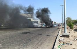 محتجون يقطعون بالاطارات المشتعلة طريق في عدن ..مطالبين بحقوقهم
