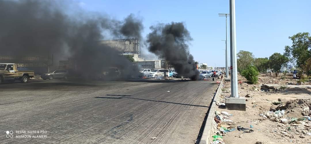 محتجون يقطعون بالاطارات المشتعلة طريق في عدن ..مطالبين بحقوقهم