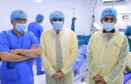 الوكيل محافظة حضرموت يطلع على سير المخيم الطبي لعمليات جراحة العيون بسيئون