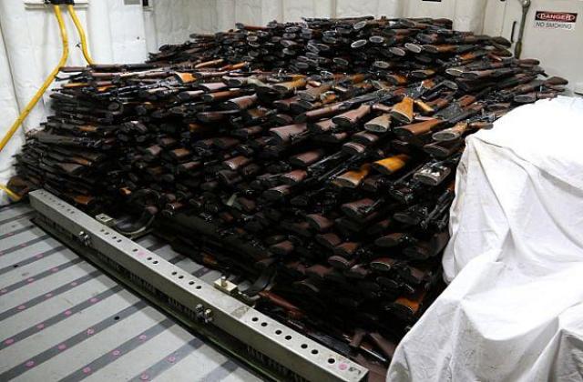 عبر تاجر ينقل السلاح للقاعدة وداعش.. السعودية تصادر شحنة أسلحة كانت في طريقها للحوثيين