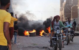 سكان حوطة لحج يحتجون ويشعلون الاطارات على طريق مدخل المدينة