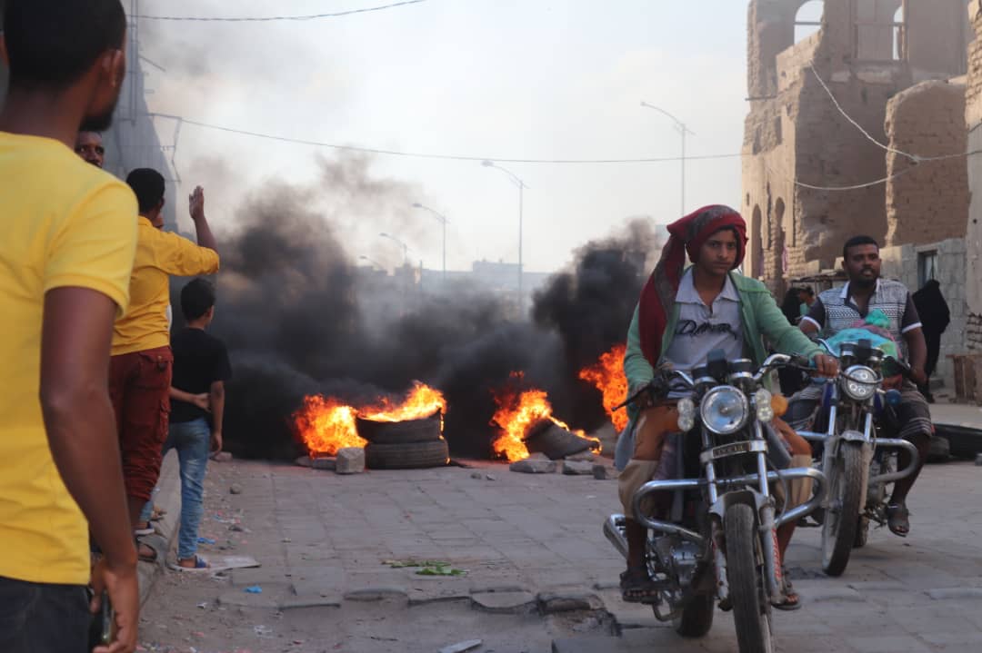 سكان حوطة لحج يحتجون ويشعلون الاطارات على طريق مدخل المدينة