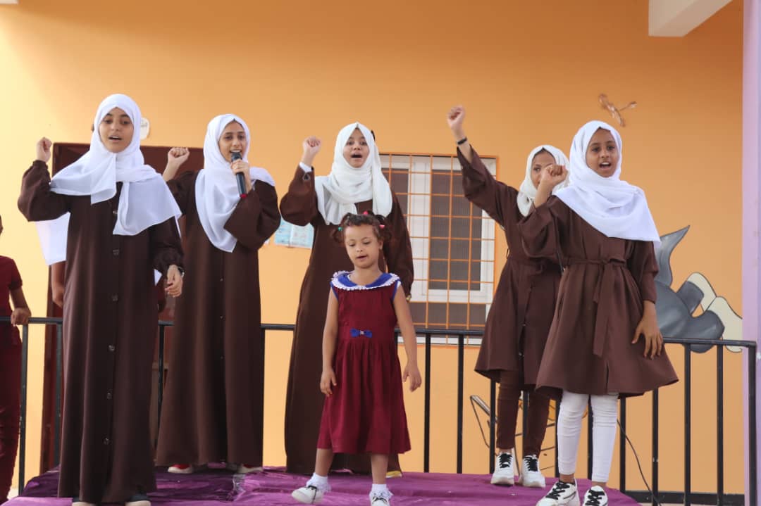 لحج : طالبات مدرسة خديجة وأطفال مدرسة ذوي الاحتياجات في حفل اليوم العالمي للإعاقة والوطني