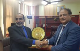 وزير العدل يكرّم مستشار السفارة اليمنية في المغرب بدرع الوزارة