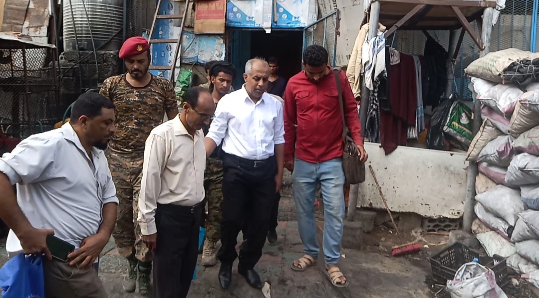 مدير البريقة يتوعد باتخاذ إجراءات رادعة بحق المحال التجارية المتخلفة عن سداد الرسوم السنوية