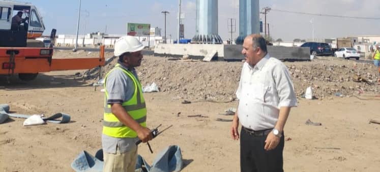 مدير كهرباء عدن يتفقد تركيب ابراج مشروع نقل الطاقة