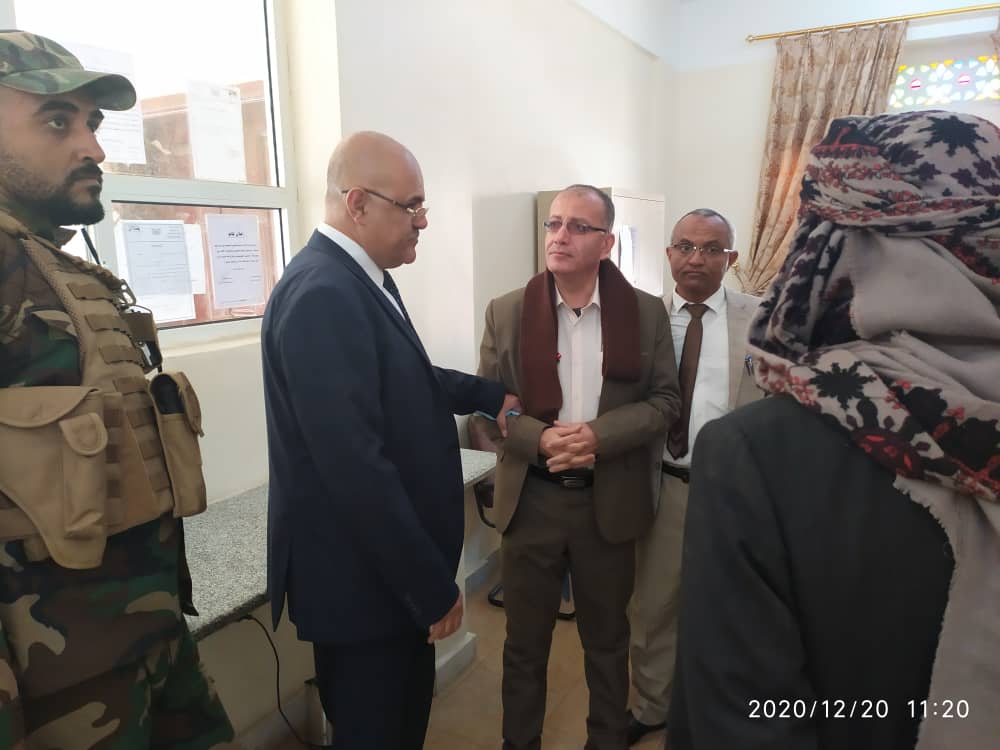 محافظ تعز يزور مكتب مالية المحافظة ..ويؤكد على عزمه إنصافهم 