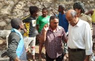 محلي صيرة يتفقد أعمال اصلاح انابيب مياه الصرف الصحي بمعسكر 20