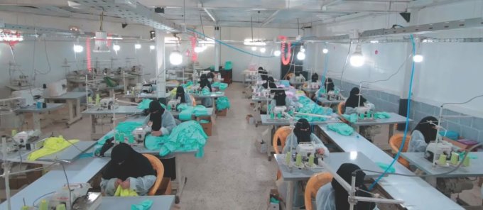 شابان ينتصران على البطالة في اليمن بافتتاح مصنع ملابس