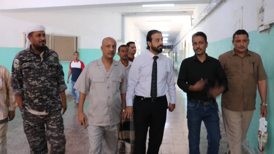 نائب مكتب الصحة يتفقد مستشفى الأمراض النفسية وقسم صحة الموانئ في عدن