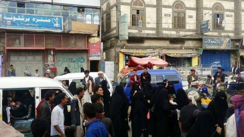 نساء همدان يصرخن  في وجه مليشات الحوثي نهبتم أراضينا وسرقتم أملاكنا