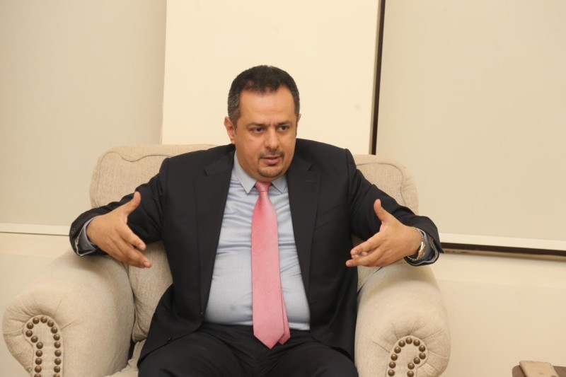 رئيس الوزراء لـ عكاظ.. برنامج الحكومة لن يكون حبراً على ورق وسنراعي الأولويات