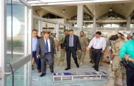 وزير النقل ومحافظ عدن يتفقدان المطار بعد حادثة استهدافه 