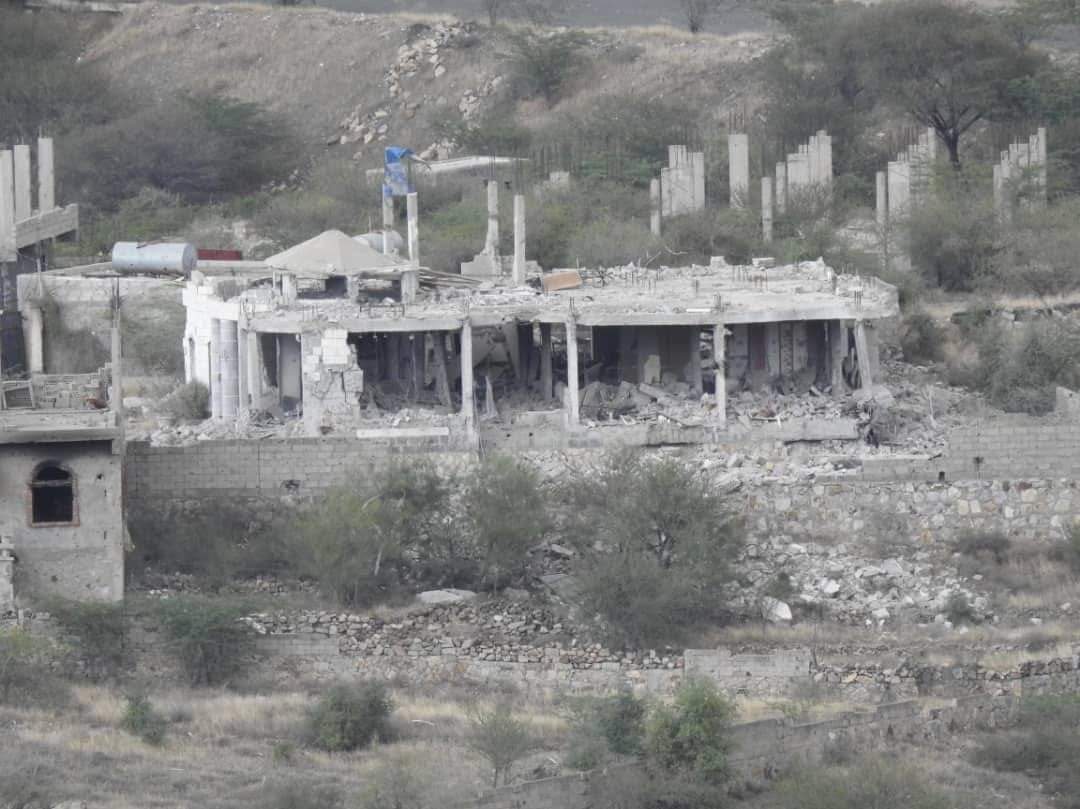 مليشيا الحوثي تنسف 14 منزلاً بأحد المناطق بتعز