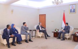 وزير الخارجية يؤكد تورط المليشيات الحوثية وطهران في استهداف مطار عدن