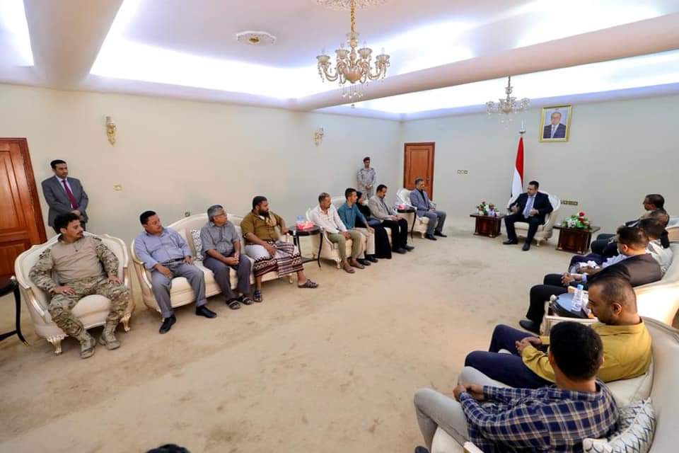 رئيس الوزراء يستقبل عدد من أسر شهداء الهجوم الإرهابي على مطار عدن