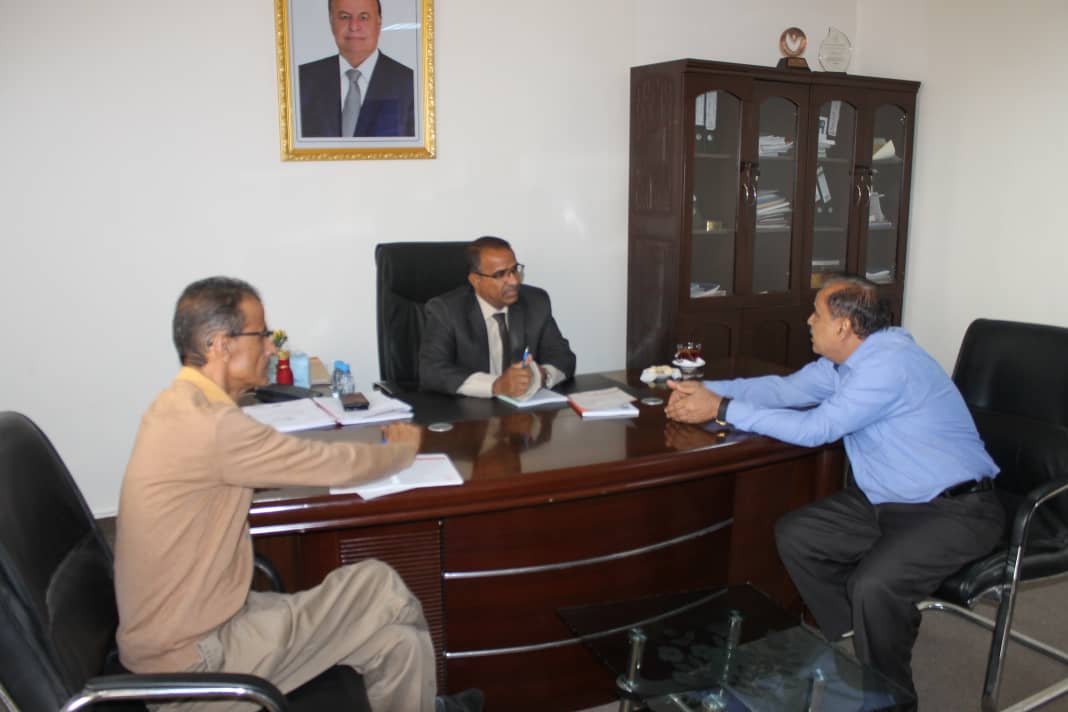 وزير الشؤون الإجتماعية والعمل ولقاء بثلاثة من مدراء المراكز المجتمعية منها رعاية أسر الشهداء والجرحى