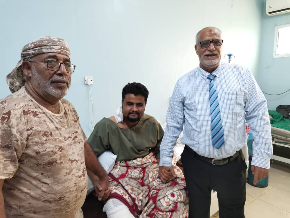 قائد اللواء 120 دفاع جوي ومستشار قوات الدعم والاسناد يزوران جرحى حادثة مطار عدن
