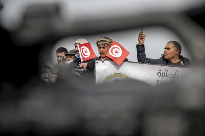 انتخابات مبكرة لإخراج تونس من الأزمة السياسية