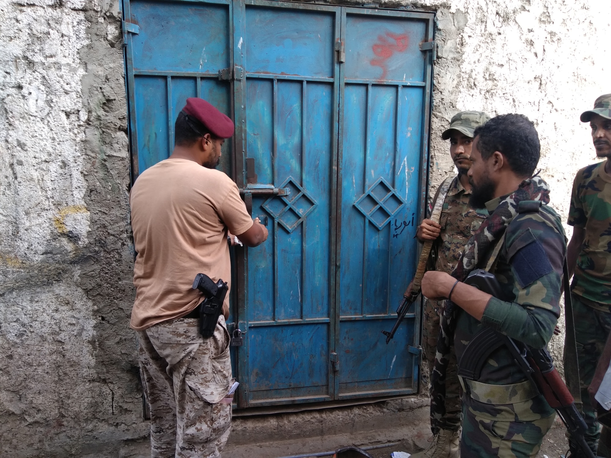 عدن.. اغلاق محلات بيع الغاز المخالفة بمديرية صيرة