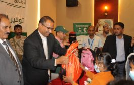وزير الشؤون الاجتماعية والعمل يدشن توزيع الحقيبة المدرسية لأطفال ثلاث محافظات