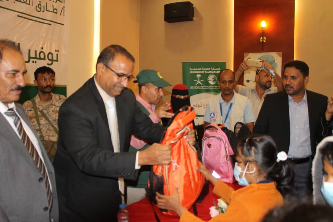 وزير الشؤون الاجتماعية والعمل يدشن توزيع الحقيبة المدرسية لأطفال ثلاث محافظات