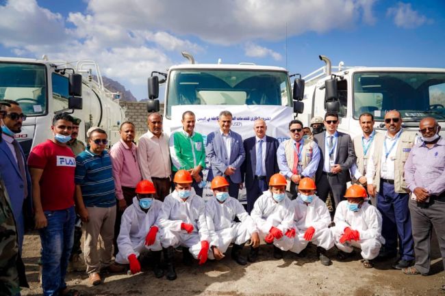 وزير المياة والبيئة ومحافظ عدن يشرفان على تسليم شاحنات الصرف الصحي
