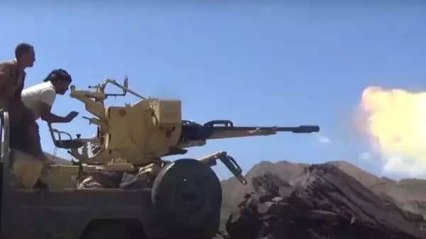 مدفعية اللواء 30 مدرع تدك مواقع الحوثيين في الضالع