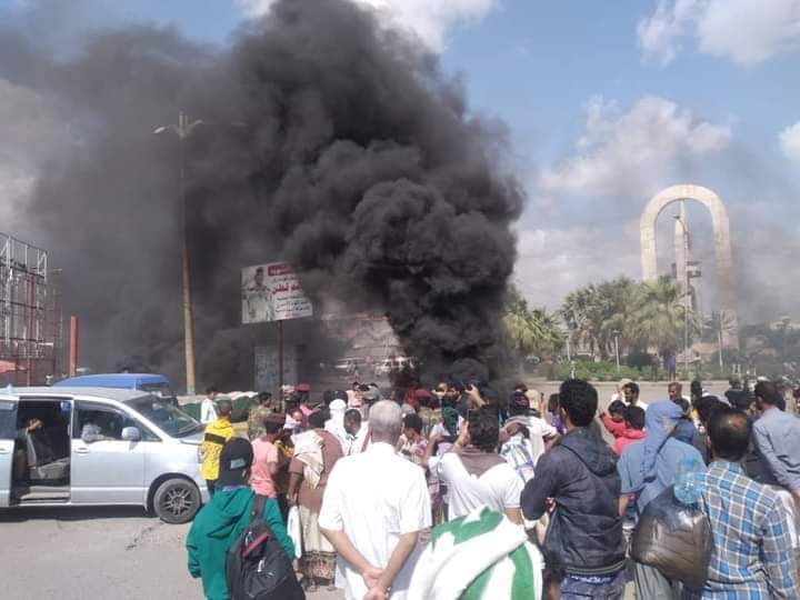 اغلاق شركات الصرافة تتسبب باحتجاجات غاضبة في عدن