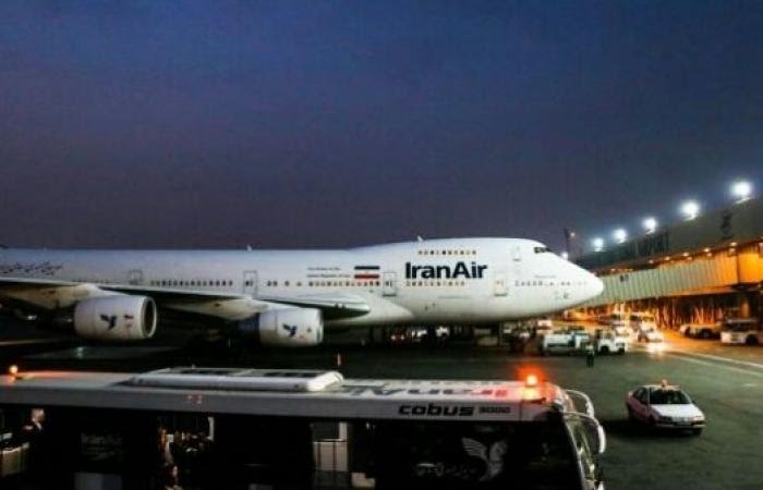 اطلاق صفارات الإنذار وانقطاع الكهرباء وتوقف أكبر مطارات إيران