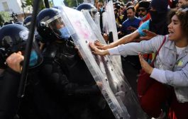 مواجهة بين متظاهرين تونسيين وشرطة مكافحة الشغب في وسط تونس العاصمة