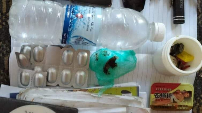 نقطة أمنية تضبط غرب المكلا ركاب بحيازتهما مخدرات