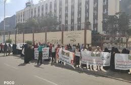 تدشين الوقفة الشعبية لمجموعة حقوق المواطن أمام ديوان المحافظة بالمعلا