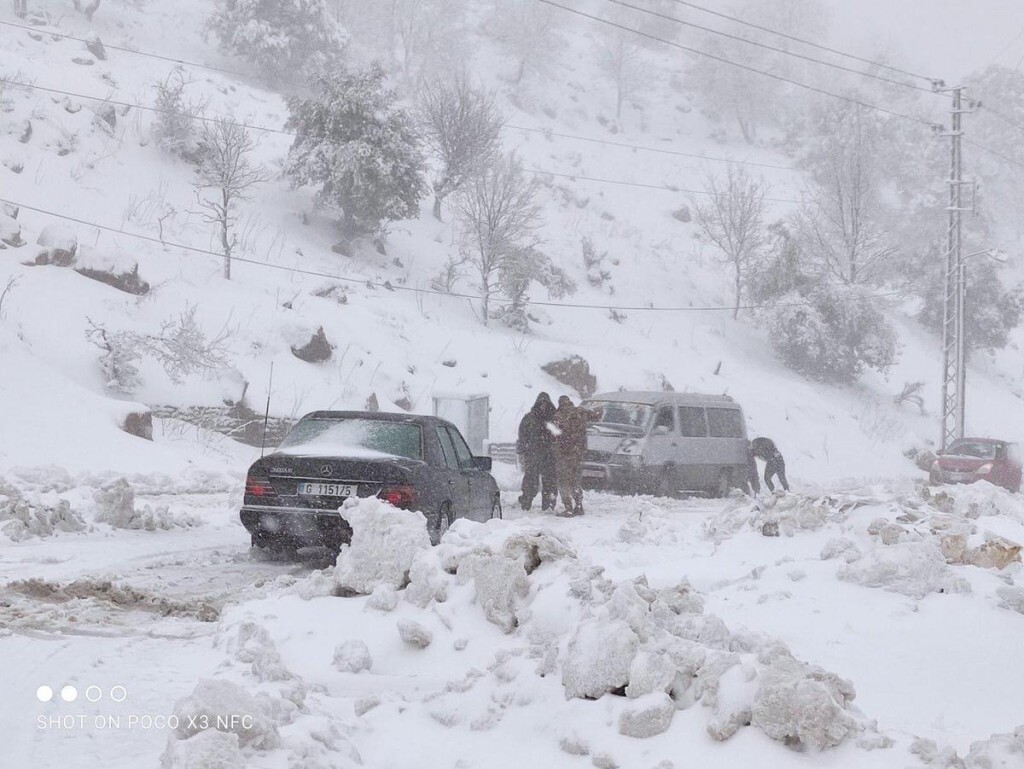شاهد بالصور والفيديو أثار العاصفة الثلجية القاسية التي ضربت دول عربية