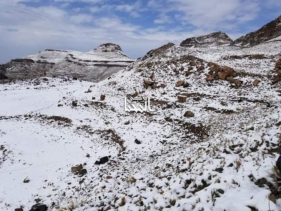 الثلوج تكسو جبل النبي شعيب بمديرية بني مطر 