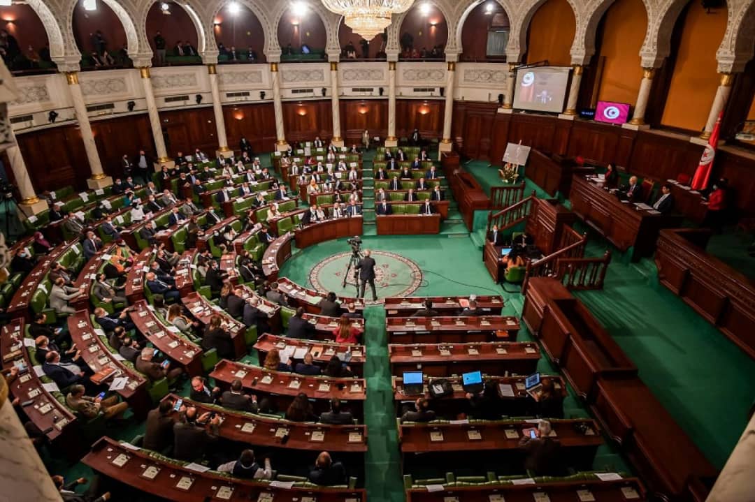 مساع لعزل الغنوشي مع تصاعد أزمة البرلمان التونسي