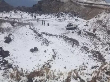 شاهد.. الثلوج تغطي الجبال ضواحي صنعاء..