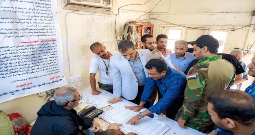 محافظ عدن وفي زيارة مفاجئة يوقف مسؤولين في الكهرباء