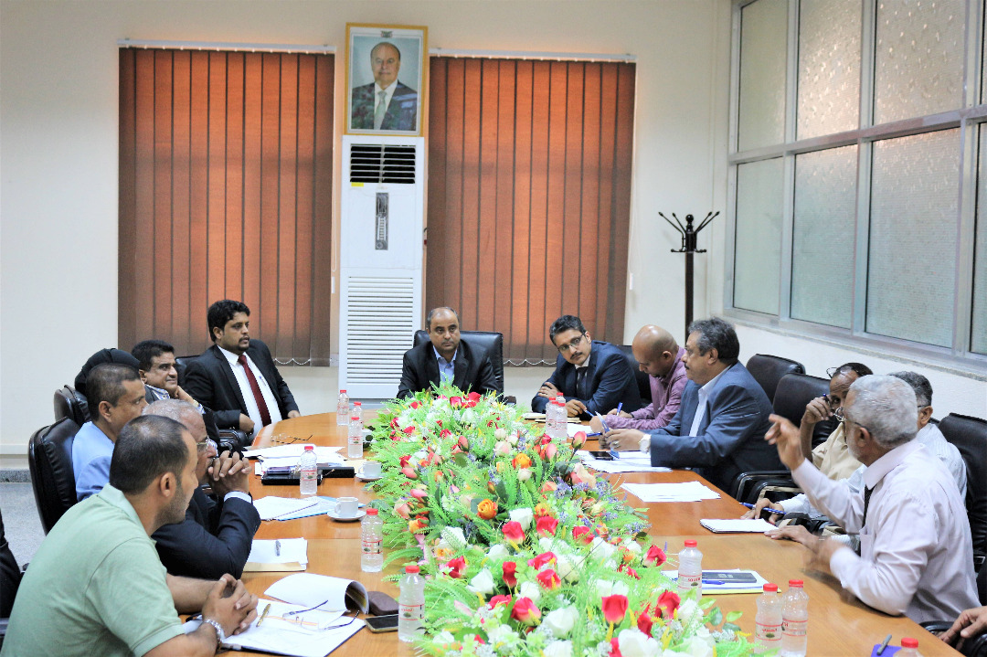 اجتماع بعدن يقر وضع آلية شفافة لاستيراد وقود محطات الكهرباء