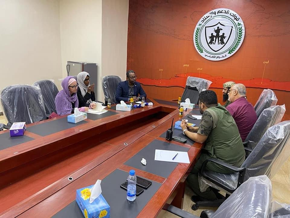 لقاء أمني مع بعثة الأحمر الدولي واتفاق على تأمين سير القوافل الإغاثية بين عدن والمحافظات الأخرى