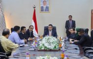 رئيس الوزراء يوجه بإعداد خطة لتوزيع لقاح كورونا.. 12 مليون جرعة ستصل اليمن بالأشهر المقبلة