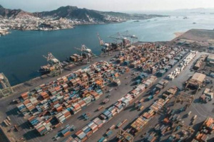ميناء عدن يحقق أرقام قياسية في مناولة البضائع والحاويات