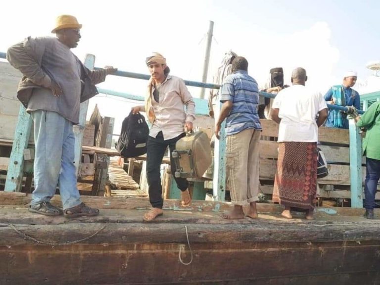 اغلبهم أطفال ونساء .. الصومال تعلن استقبال ثالث سفينة  من اللاجئيين اليمنيين