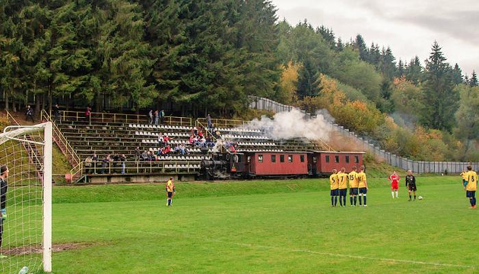 قطار يحجب الرؤية ويمنع رميات التماس لكرة القدم في سلوفاكيا