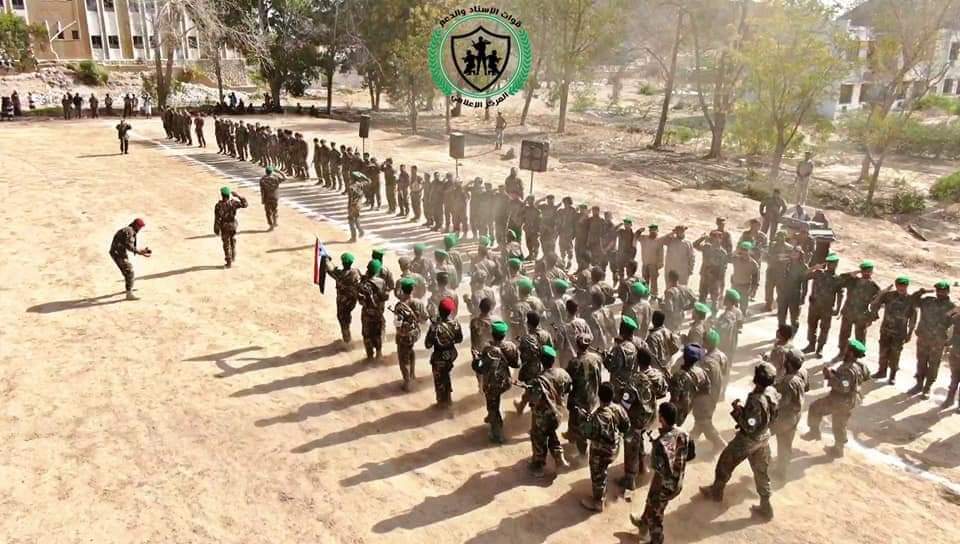 قوات الحزام الأمني تقيم عرضاً عسكرياً لوحدات مكافحة الإرهاب بأبين