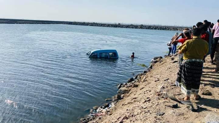 اصابات في سقوط حافلة ركاب الى البحر في عدن